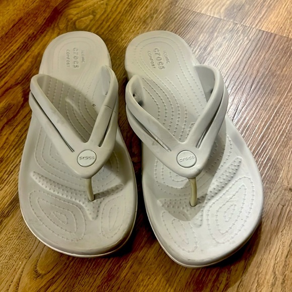 Crocs, iconic comfort, flip-flops, gray women’s 9 very good condition - Picture 7 of 10